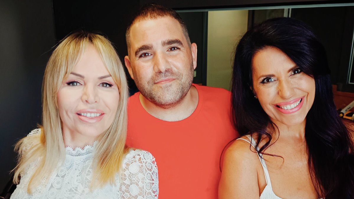 robert_calvo's tweet image. Yo: "Sonia, Selena, ¿cuál es el secreto de haber estado 25 años sonando cada verano?".
Sonia: "Los maricas. Vosotros nos mantenéis vivas, todo es gracias a vosotros".
😛🌈🩷 REINAS.