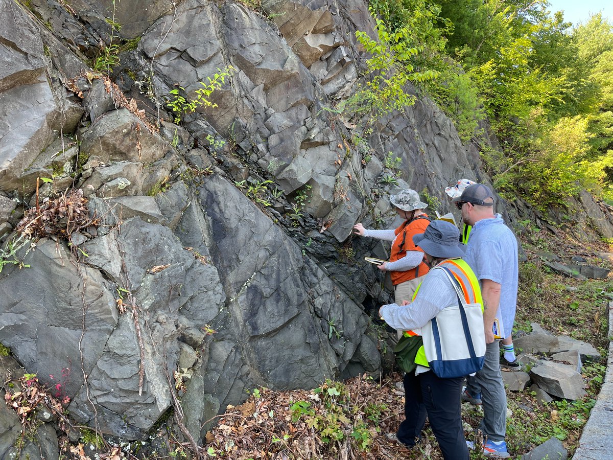 🪨A 400-million-year-old classroom! (1/2)
We hosted students from <a href="/AMNH/">American Museum of Natural History</a>'s Master of Arts in Teaching Science program for their annual visit to the MHB. Behind our bridge office lies an ancient rock outcrop, estimated to be over 400 million years old. Talk about hands-on teaching!