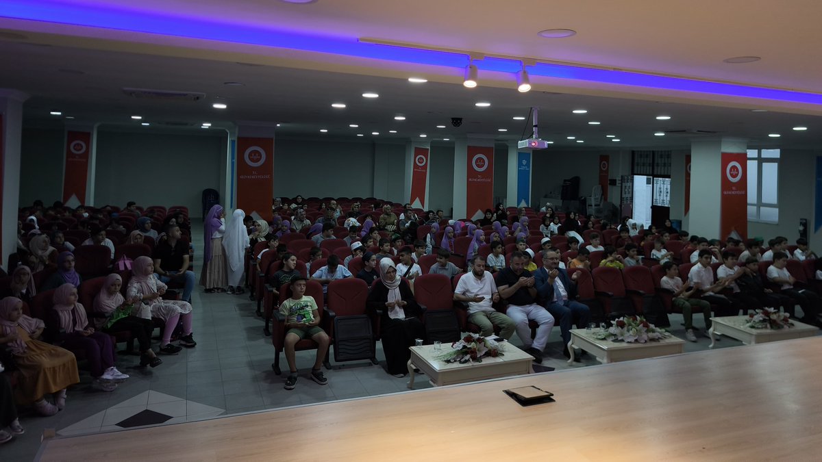 Silivri Müftülüğüne bağlı olarak hizmet eden hafızlık kurslarında eğitim öğretim gören hafızlık öğrencileriyle birlikte yaz tam gün Kuran Kursunda eğitim alan öğrenciler 15 temmuz programını Ömer Nasuhi Bilmen Konferans salonunda gerçekleştirdi.