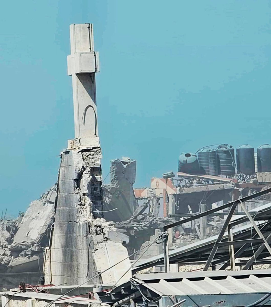 republiqueBRA's tweet photo. ⛪️ 💥 Assim ficou a ÚNICA igreja católica em Gaza após ser atingida por ataque de Israel. https://t.co/7mI6Wn4ZZY
