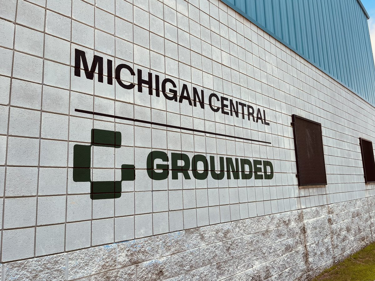 live_munro's tweet image. While downtown we stopped by and visited our friends at Grounded!