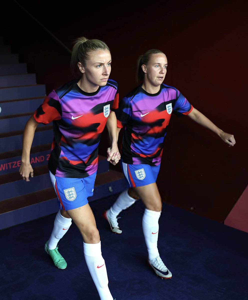 📸 | leah williamson walking out for warm ups ahead of sweden v england today, with beth mead