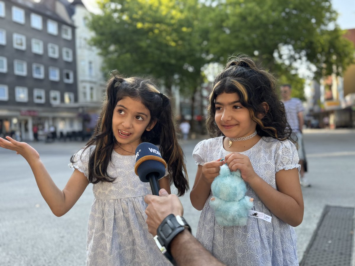 isabelschayani's tweet image. Zu Besuch in #Gelsenkirchen.Seit 2 Jahren sind die beiden mit der Mutter in 🇩🇪.Die deutschen Nachbarn haben ihnen Geschenke vor die Tür gelegt u Mutter und die Zwillinge freuten sich.
‚Aber die beiden haben solches Heimweh und sagen,‘können wir nicht einmal in den Iran.Nur kurz?‘