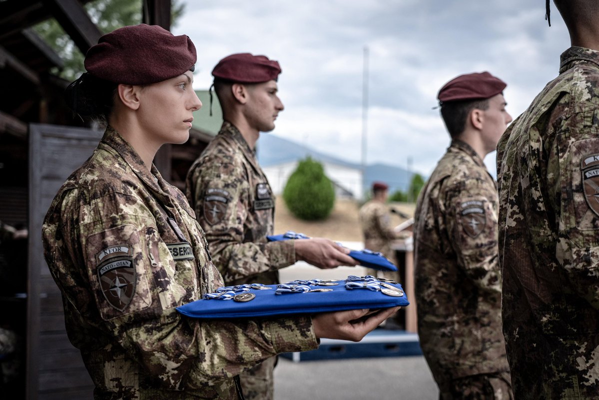 NATO_KFOR's tweet image. The Commander of Regional Command West (RC-W) of the #NATO-led #KFOR mission, Colonel Francesco Errico, presided over the Medal Parade Ceremony of the Italian contingent held at Camp Villaggio Italia in Pejë/Peć.

#UNITASOMNIAVINCIT
#StrongerTogether