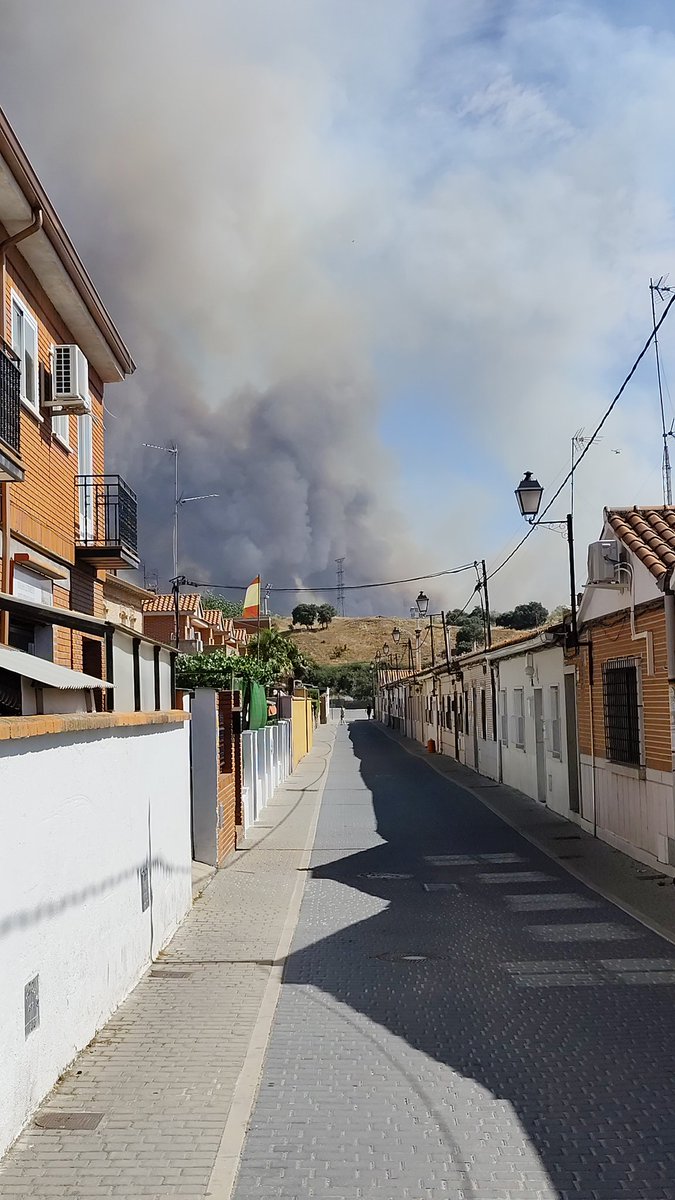 El incendio desde Villamanta, no ha llegado al término municipal, pero están los hidroaviones y bomberos pasando todo el rato. Lo peor está ahora en Calypo y Navalcarnero, mucho ánimo a los afectados, si necesitáis cualquier cosa, estamos para ayudaros