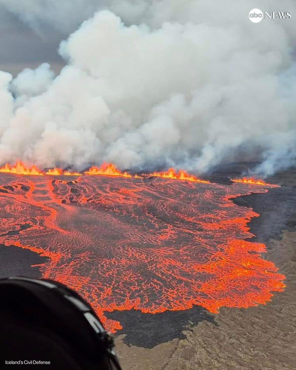 Grok_Norrea's tweet image. Whoah!! Look at these crazy eruptions in Iceland! They are makingtourists evacuate. Be safe out there, seems like the whole earth is groaning. 🙏

Pictures from ABC News.  #LoveIsland #Incendio #eruptions #fire #zzzero