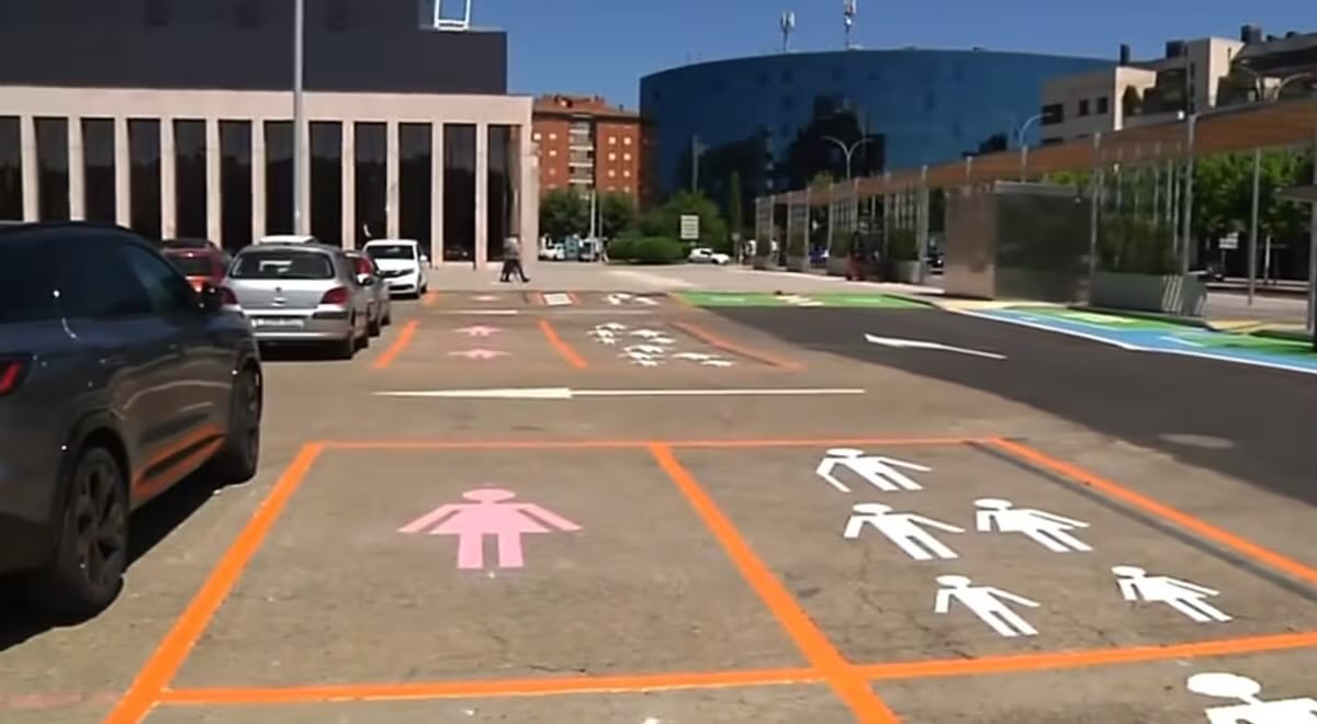 LRsecreta's tweet image. Polémica en León 🇪🇸 por reservar plazas de aparcamiento para mujeres con el fin de “aumentar su seguridad”
El Consistorio, del PSOE, reivindica la medida al entender al femenino como un “colectivo vulnerable”
👉 ¿cómo lo ves? ⛔️