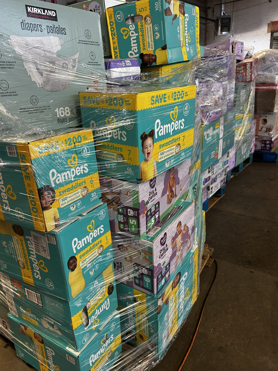 DAnglinFox4's tweet image. HEART WORK— City of Fort Worth employees volunteer time to sort, organize Kerr County-bound donations. Citizens, corporate donors answered the call!!💚 FWPD & FWFD staged dozens drop off points.