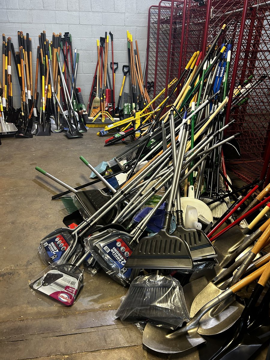 DAnglinFox4's tweet image. HEART WORK— City of Fort Worth employees volunteer time to sort, organize Kerr County-bound donations. Citizens, corporate donors answered the call!!💚 FWPD & FWFD staged dozens drop off points.