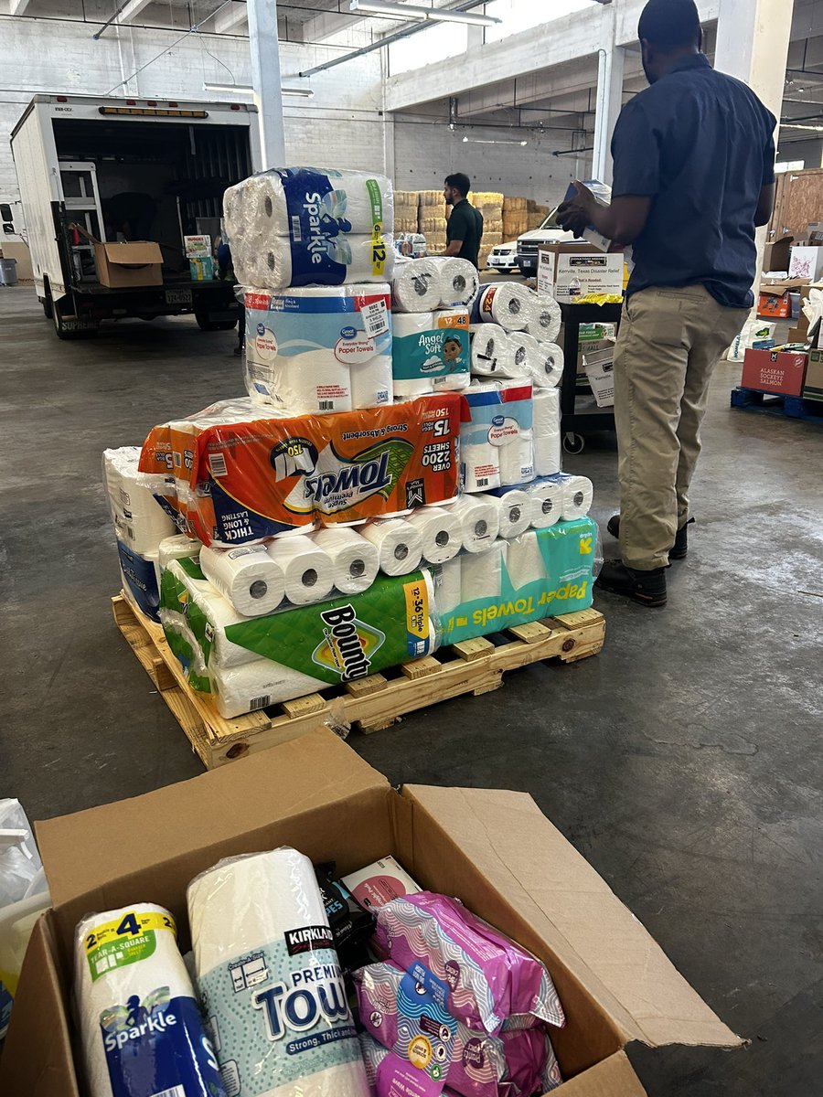 DAnglinFox4's tweet image. HEART WORK— City of Fort Worth employees volunteer time to sort, organize Kerr County-bound donations. Citizens, corporate donors answered the call!!💚 FWPD & FWFD staged dozens drop off points.