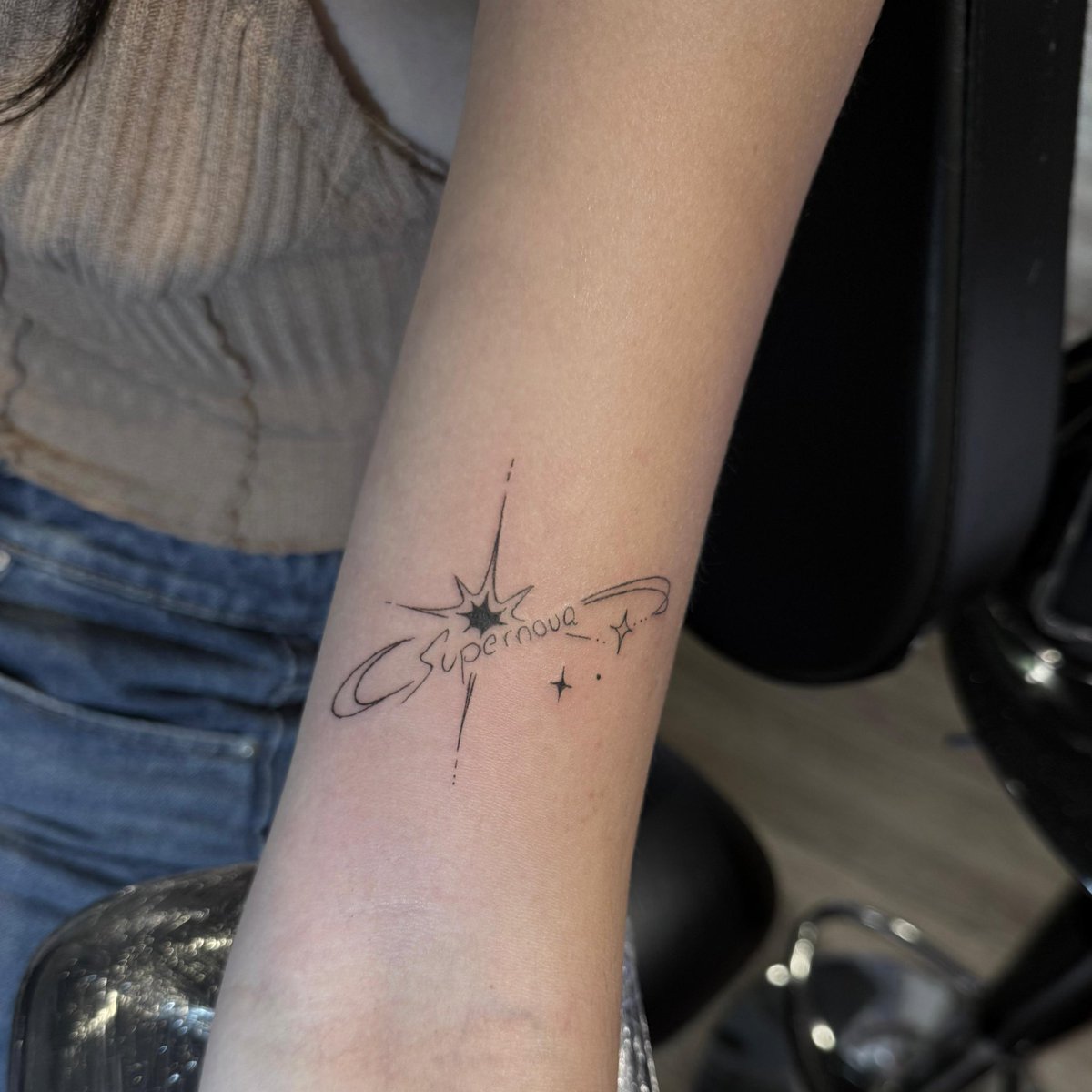 Persona, experiencia u oportunidad gracias a la que sabes que ir acabarás siendo una mejor versión fe ti mismo. 🥹

Gracias a mi Inma por escribir tan lindas palabras pero sobretodo por escribirme ella misma supernova en un papel, ahora yo lo llevaré siempre conmigo ❤️‍🩹
<a href="/inmaarv/">Inma Rubiales</a>