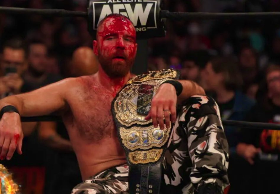SantosAllElite's tweet image. All the talk is about Hangman Page's incredible coronation and the new era as AEW World Champion.
But we haven't stopped to thank Moxley for holding the World Championship high, something he's worked so hard to elevate the title scene. He's officially earned the title of an AEWβ¦