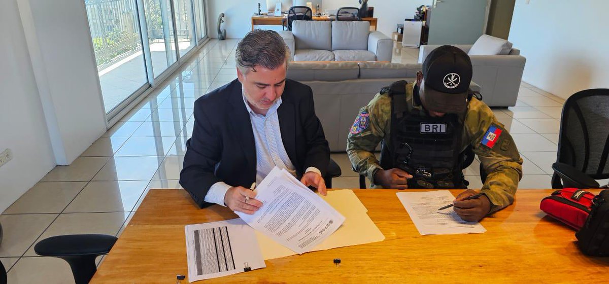 CristoDupouy's tweet image. Avec cette 4è remise d’équipements tactiques et de protection individuelle, l’@OEAHaiti continue d’appuyer les efforts de professionnalisation de la @pnh_officiel avec un soutien indéfectible du Canada @GAC_Corporate Les unités spécialisées #BRI et #CATTEAM #BOID #UTAG…