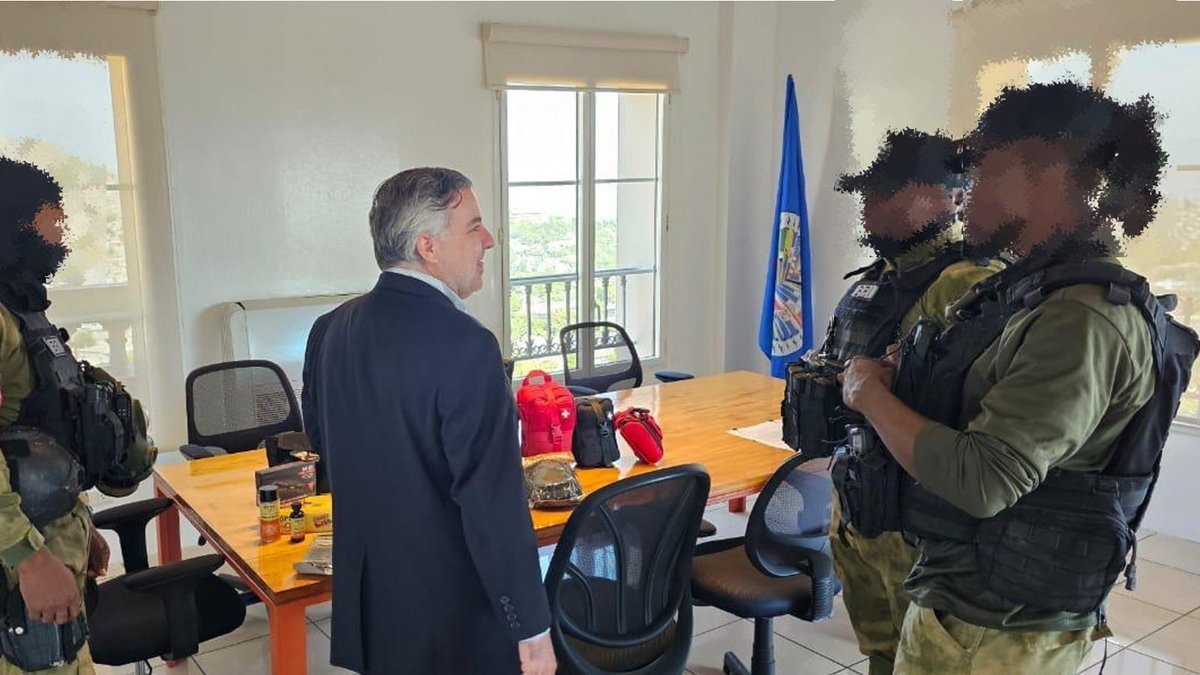 CristoDupouy's tweet image. Avec cette 4è remise d’équipements tactiques et de protection individuelle, l’@OEAHaiti continue d’appuyer les efforts de professionnalisation de la @pnh_officiel avec un soutien indéfectible du Canada @GAC_Corporate Les unités spécialisées #BRI et #CATTEAM #BOID #UTAG…