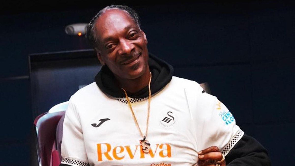 KnockoutHubNeek's tweet image. Snoop Dogg becoming co-owner at Swansea City is the best thing I've ever seen. Match made in heaven👏 @SnoopDogg @SwansOfficial