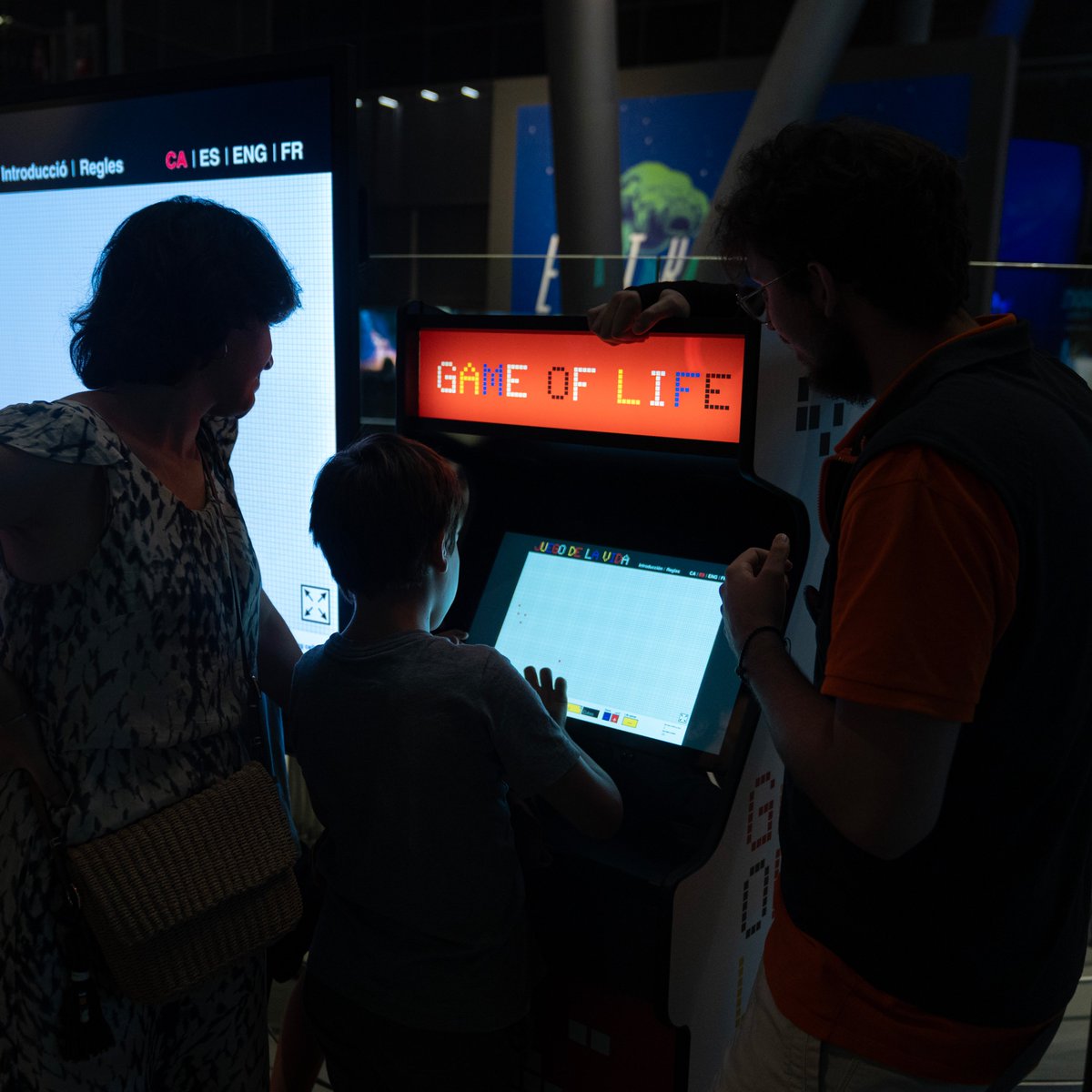 ¡Continuamos disfrutando de las #Cosmonits con este juego ‘arcade’ interactivo en el que jugamos al “Juego de la vida" de Conway, modelamos civilizaciones alienígenas y calculamos si hay alguien más ahí afuera.👾👽 ¿Te apuntas? ¡Te esperamos en la planta -5!