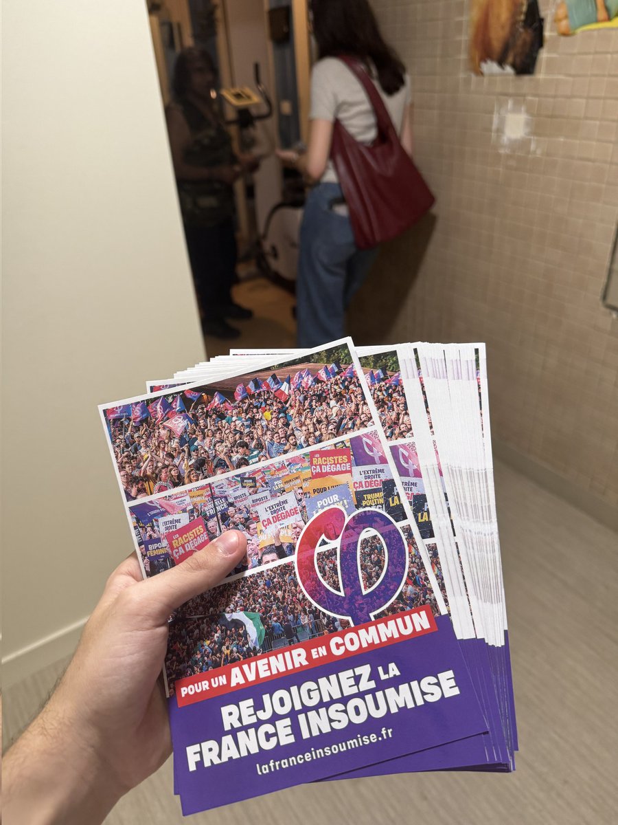 LFIRENNES's tweet image. 🫰Aujourd’hui, les #CaravanesPopulaires faisaient étape à Rennes !
Au programme : porte-à-porte, tractage et moments conviviaux !
À Rennes comme partout en France, les insoumis·es vont à la rencontre du peuple pour porter leurs propositions, convaincre et mobiliser !
