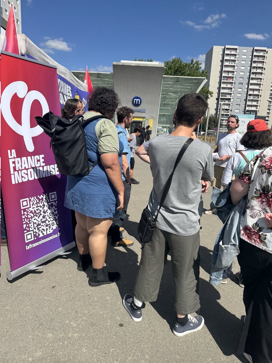 LFIRENNES's tweet image. 🫰Aujourd’hui, les #CaravanesPopulaires faisaient étape à Rennes !
Au programme : porte-à-porte, tractage et moments conviviaux !
À Rennes comme partout en France, les insoumis·es vont à la rencontre du peuple pour porter leurs propositions, convaincre et mobiliser !
