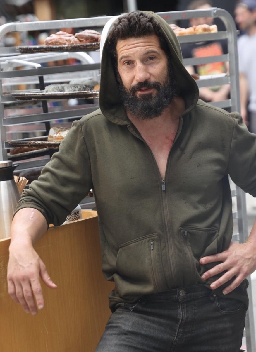 DDevilUpdates's tweet image. Jon Bernthal on the set of ‘THE PUNISHER’ Disney Plus special.
Now filming.
(via justjared.com/photo-gallery/…)