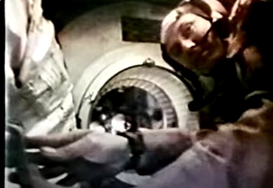Ford_Library's tweet image. 50 years ago today, something amazing happened above Earth. In 1975 American and Soviet astronauts shook hands in space! 🚀🤝🚀
Learn more about the Apollo-Soyuz mission & watch videos of the historic handshake and President's call to the spacecraft here: ford.blogs.archives.gov/2025/07/17/apo…