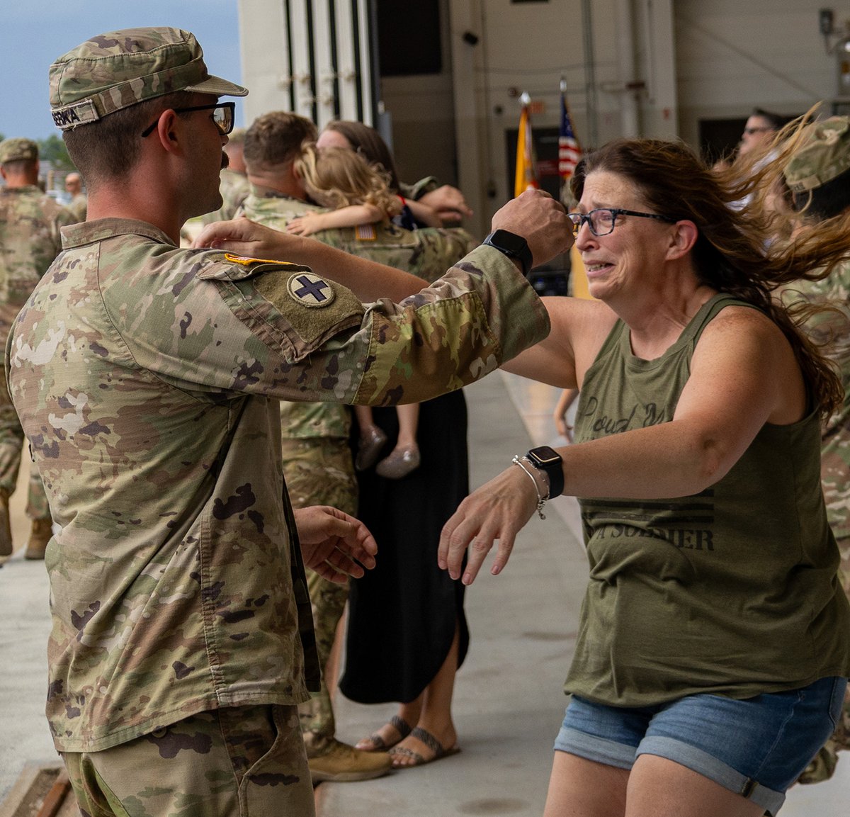 IL_Natl_Guard's tweet image. Welcome home to about 155 Soldiers from the Illinois National Guard’s 2-106th Cavalry. They reunited with friends and family in Bloomington after a 10-month deployment to Africa. The Soldiers conducted security ops overseas.