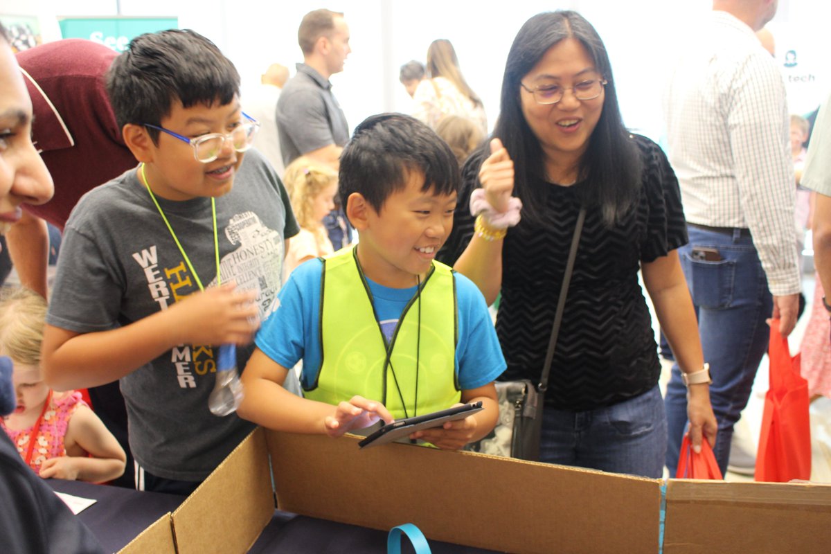RiceU_STEM's tweet image. We had an amazing time representing R-STEM at ConocoPhillips’ Bring the Future to Work event this week! From exploring solar science with ARI Ozobots to navigating obstacle courses with Spheros, students had a blast learning how STEM powers the world around us.

Thank you to…