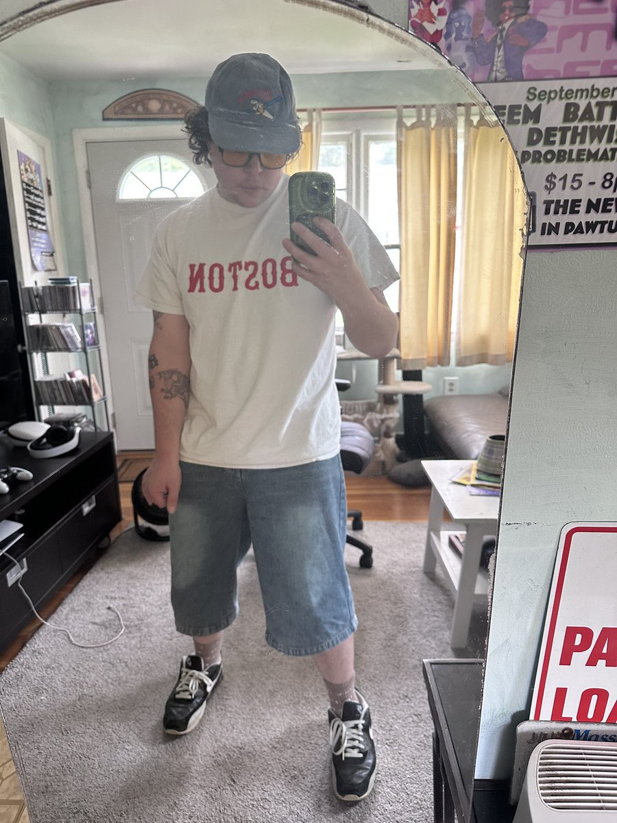 samnazz's tweet image. Back of my shirt says “FUCK THE YANKEES!”