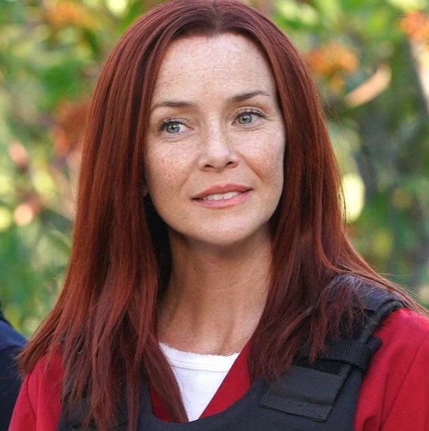 hows she aging backwards?? is it the tvd lighting??