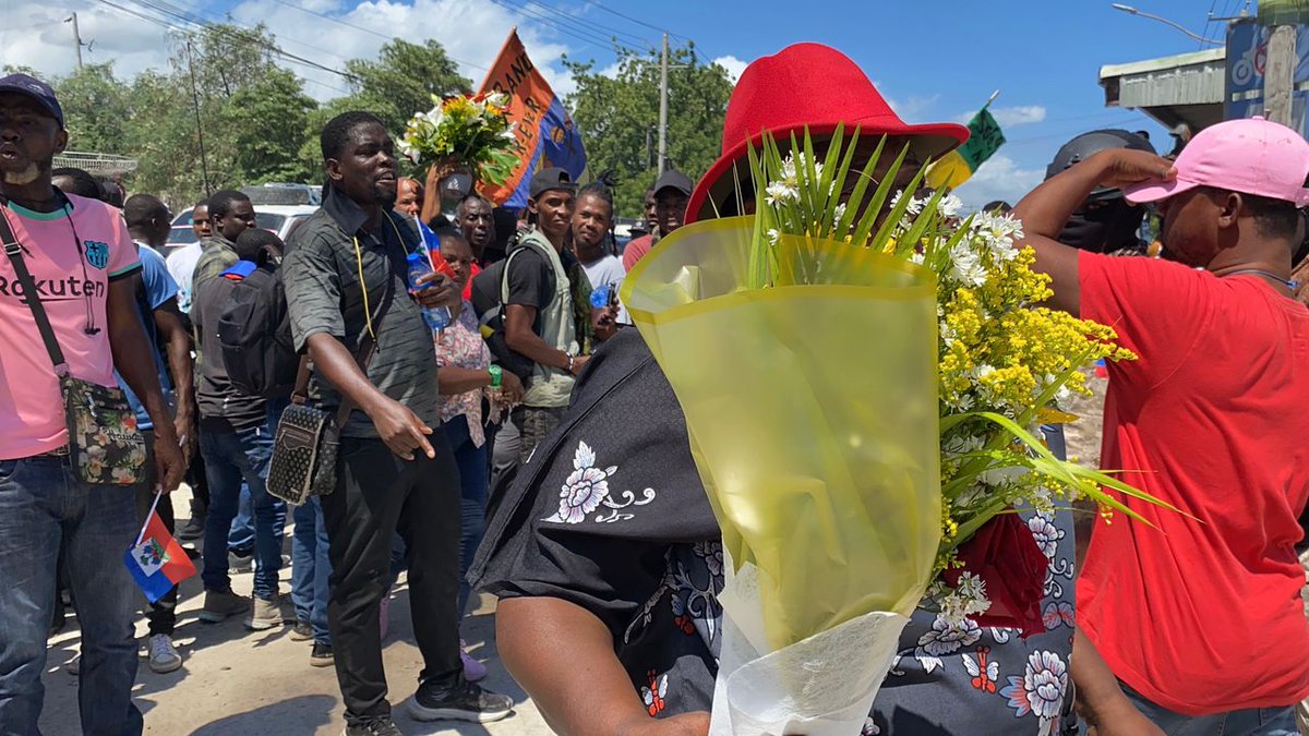 tchiack's tweet image. Genlè Didier pote sekirite a nan malèt li?
PM sangwenn ap gaspiye, fè pwopagann, fè koripsyon, fè menm makak yo.
Nan sa nou ye la, PM nan mete yon pakèt atoufè nan lari pou fè pwopagànn pou li.
Lòt timoun li yo ap byen pase sodo.
Revokasyon et arestasyon.
#PCEC ANTIKORIPSYON.