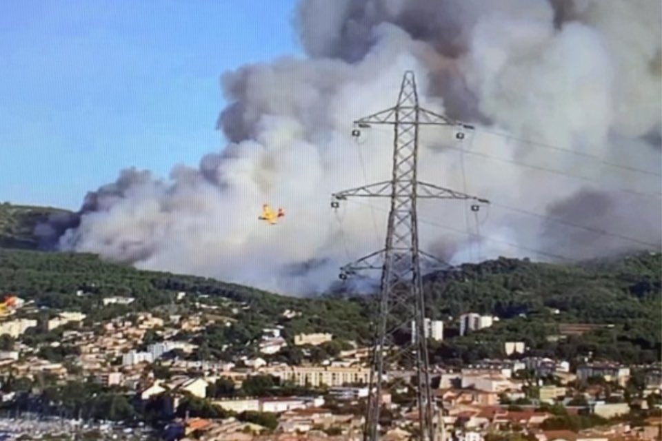 #Solidaires|| En ce début de soirée nos pensées vont à l’ensemble des sapeurs-#pompiers, des forces de <a href="/SecCivileFrance/">Sécurité Civile</a> &amp; des forces de #sécurité engagés sur les #incendies de #Martigues #Frejus #Brocéliande Courage &amp; prudence