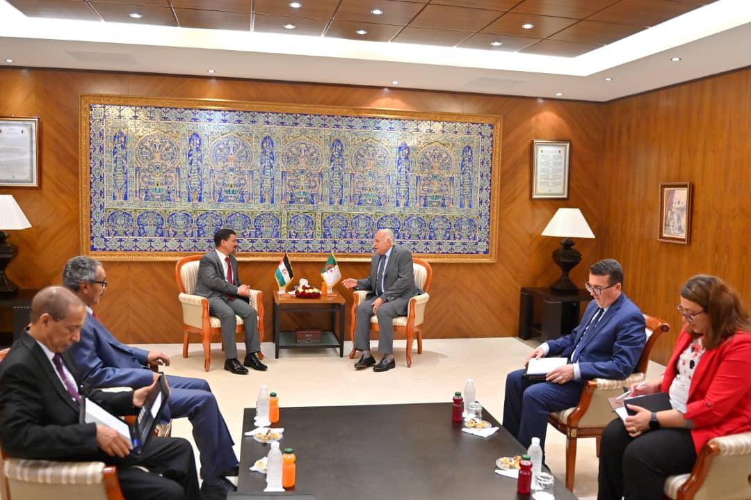 محمد يسلم بيسط يسُتقبل من طرف نظيره الجزائري.
sadr.ws/DetailsArticle…