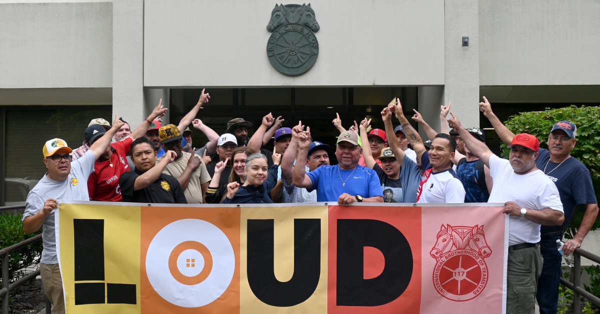 TheStandWA's tweet image. For 90 days, 20 @teamsters117 members locked out by Mauser/ICS stood strong, demanding dignity over corporate greed. Backed by their union and community, they never wavered. "Dignidad siempre"—Dignity forever. Click ➡️ to donate to the hardship fund.
ow.ly/TZzP50WrrRE
