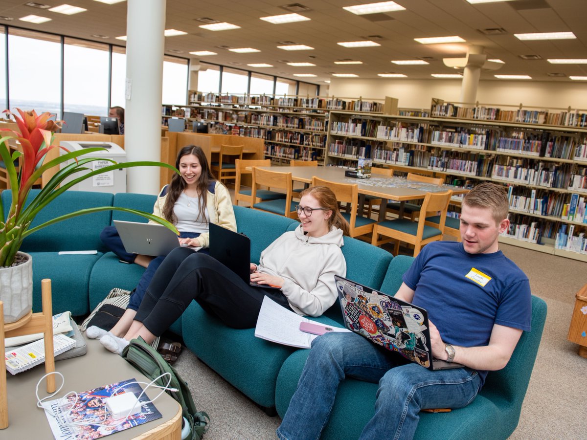 umary's tweet image. Throwback to when the library ⏪ looked like this. 💙📚 #LifeatMary
