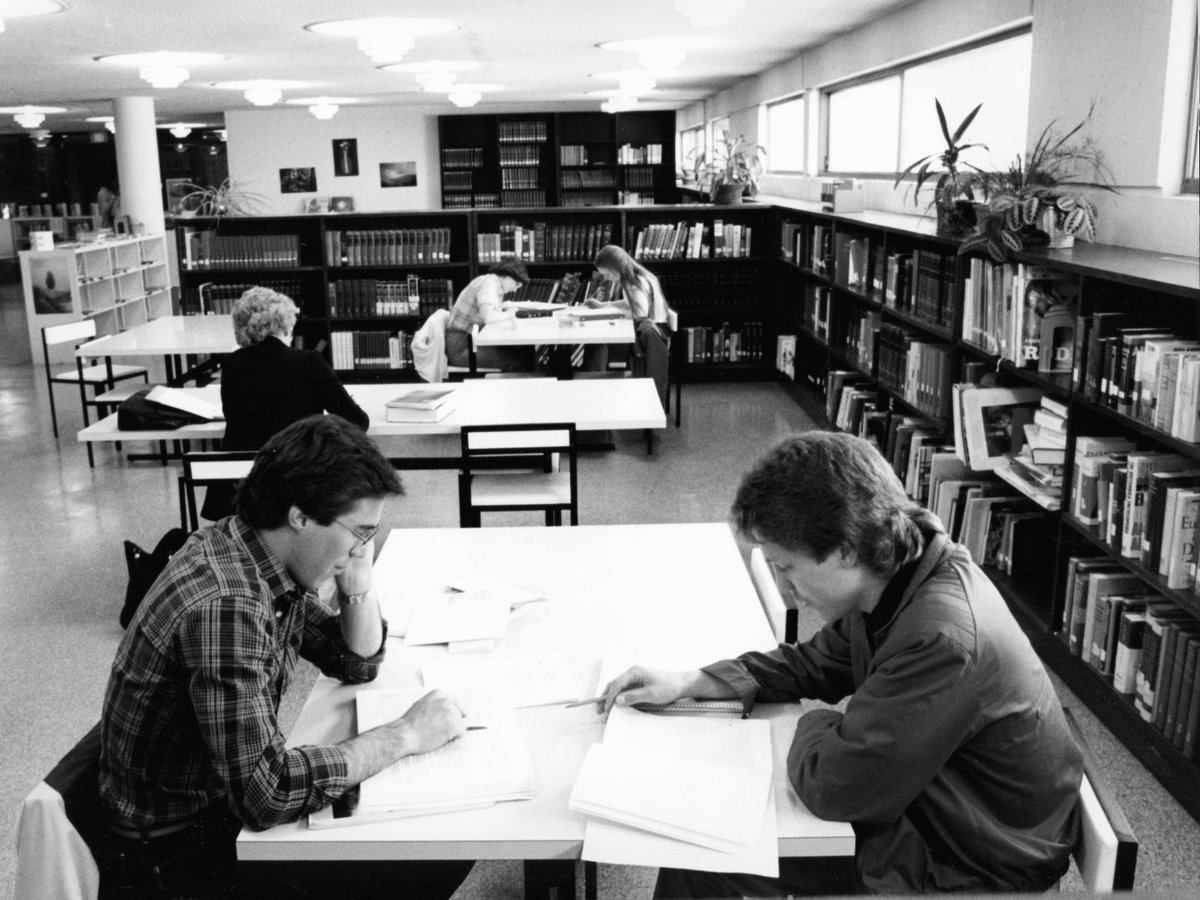 umary's tweet image. Throwback to when the library ⏪ looked like this. 💙📚 #LifeatMary