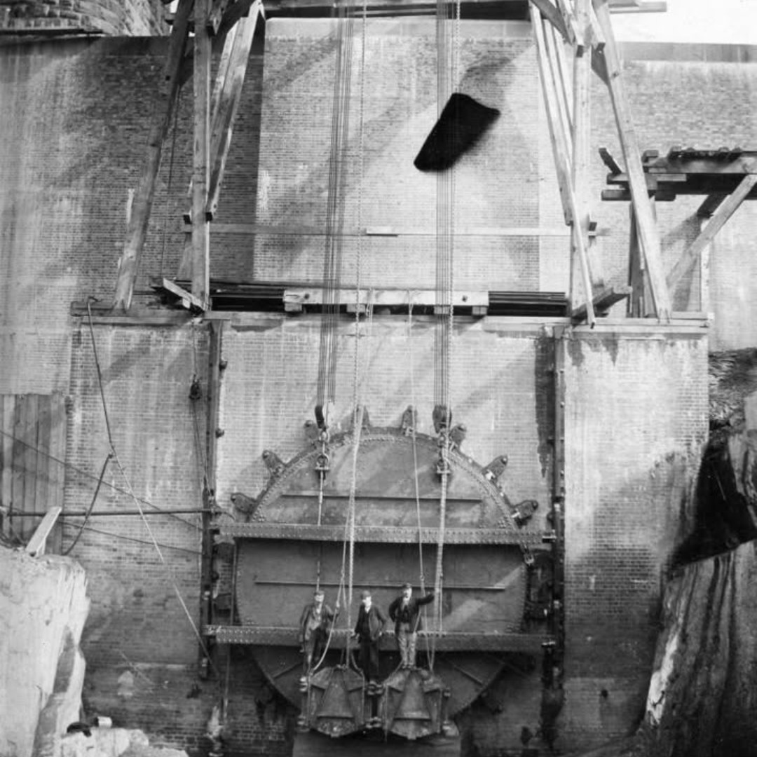 Look at this fab photo of Garreg Ddu bulkhead. Check out the detailed brickwork and the size of the dam compared to the men!
#ThrowbackThursday #HenLunIau
Edrychwch ar y llun arbennig yma o bared y Garreg Ddu. Sylwch ar y gwaith brics manwl a maint yr argae o gymharu â’r dynion!