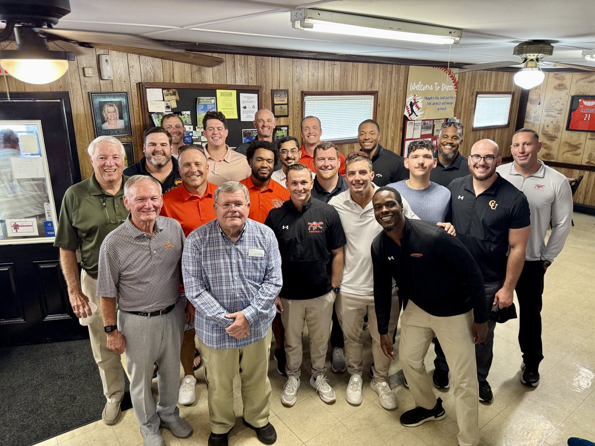 Special thanks to Kim’s Barbecue House for hosting our staff for an incredible lunch! #RollHumps #FightAsONE 🐪🏈