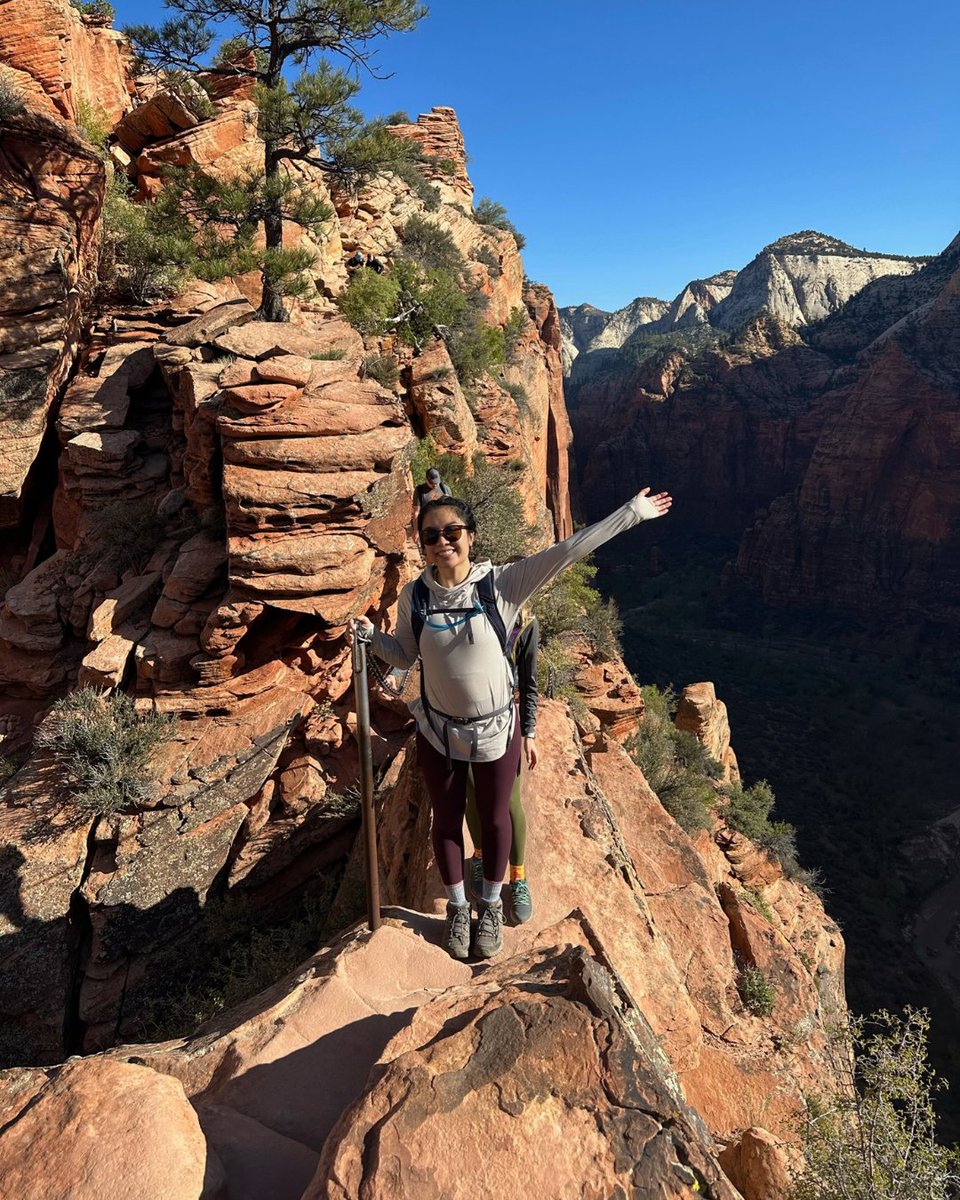 StanfordPlastic's tweet image. 🌟 PGY1 Intern Feature: Dr. Melissa Tran 🌟
🏡 From San Jose, CA
📚 Studied chemistry at USD
🏔️ Former snowboard instructor in Tahoe
🎓 Earned her MD at Duke
🎨 Loves running, crafting, new eats & time with loved ones
Welcome, Dr. Tran! 🎉