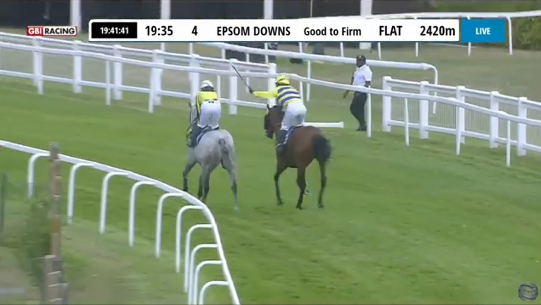 Wonderful sportsmanship at the conclusion of the Ladies' Derby Handicap (Amateur Jockeys) at Epsom <a href="/EpsomRacecourse/">Epsom Downs Racecourse</a> between jockeys🥇Brodie Hampson <a href="/BrodieHampson1/">Brodie Hampson</a> and🥈Sarah Bowen <a href="/Sarah_bow1/">Sarah Bowen</a> 🏇🇬🇧🥰
#jockeys #friendship #horseracing #Epsom <a href="/amajox/">Amateur Jockeys GB</a> <a href="/BrookhouseRacin/">Brookhouse Racing</a> <a href="/titchy34/">Tracy</a>