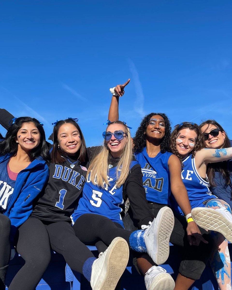 StanfordPlastic's tweet image. 🌟 PGY1 Intern Feature: Dr. Melissa Tran 🌟
🏡 From San Jose, CA
📚 Studied chemistry at USD
🏔️ Former snowboard instructor in Tahoe
🎓 Earned her MD at Duke
🎨 Loves running, crafting, new eats & time with loved ones
Welcome, Dr. Tran! 🎉