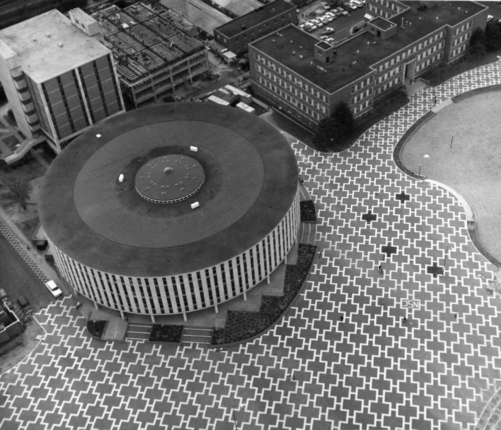 NCStateAlumni's tweet image. Is it the journey we took (around and around) or the friends we met (and got lost with) along the way? 🌀
#TBT | 📸: @ncsulibraries