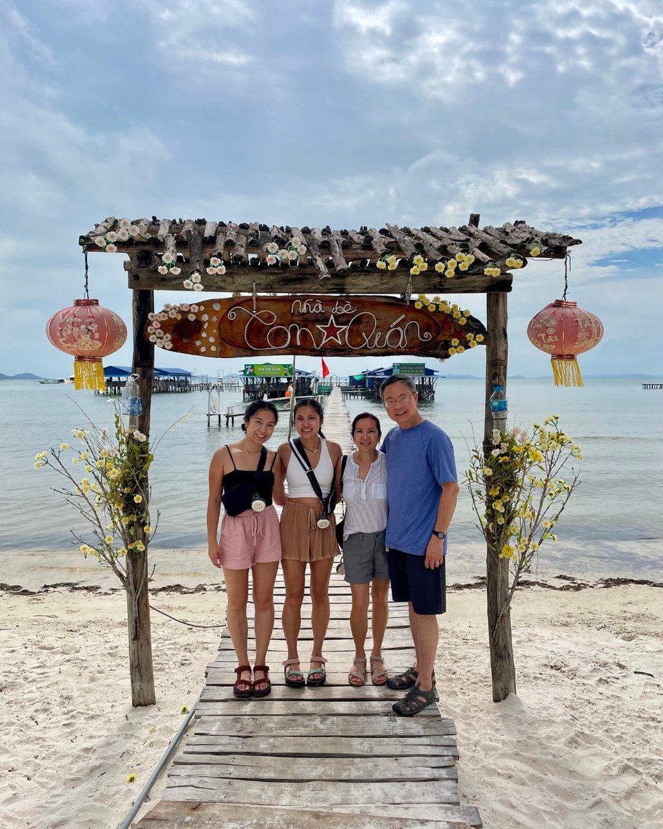 StanfordPlastic's tweet image. 🌟 PGY1 Intern Feature: Dr. Melissa Tran 🌟
🏡 From San Jose, CA
📚 Studied chemistry at USD
🏔️ Former snowboard instructor in Tahoe
🎓 Earned her MD at Duke
🎨 Loves running, crafting, new eats & time with loved ones
Welcome, Dr. Tran! 🎉