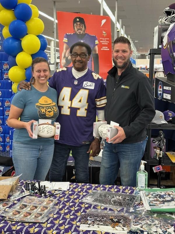 ChuckForeman's tweet image. Autographed mini footballs make the perfect gift for any Vikings fan—now at a new low price! Grab yours today! bit.ly/3I0xXz8