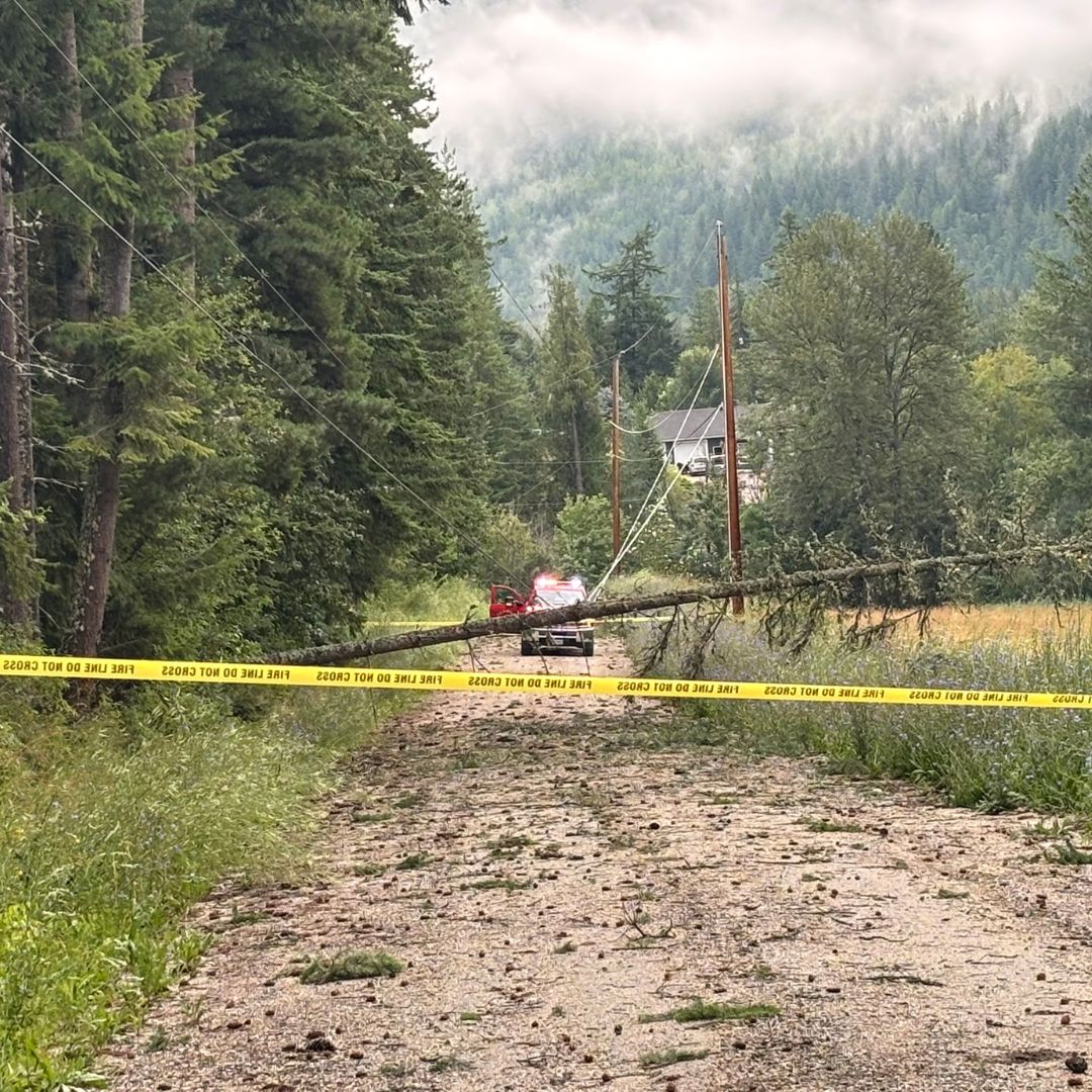 The public is asked not to enter any unauthorized areas that have been cordoned off by Sicamous Fire Rescue or other emergency personnel, as several active investigations and assessments are still underway following the July 16 storm.⛔
#SicamousFireRescue
