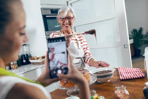 Older adults are reimagining what retirement can look like. Sometimes dubbed “granfluencers,” or “oldfluencers,” these retirees are building online followings from their kitchens and living rooms, sharing their lives, and their wisd advisorstream.com/read/meet-the-…