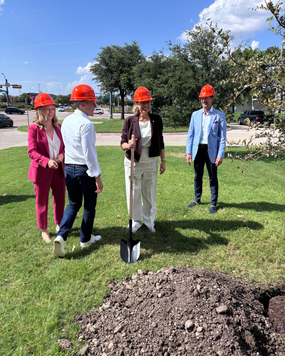 SRS_org's tweet image. The SRS Presidential Line also visited Orthofix this week and planted a tree to symbolize our growing relationship! We had a great day with our Diamond Partners, @OrthofixMedical. #SRS #Scoliosis #SpineResearch