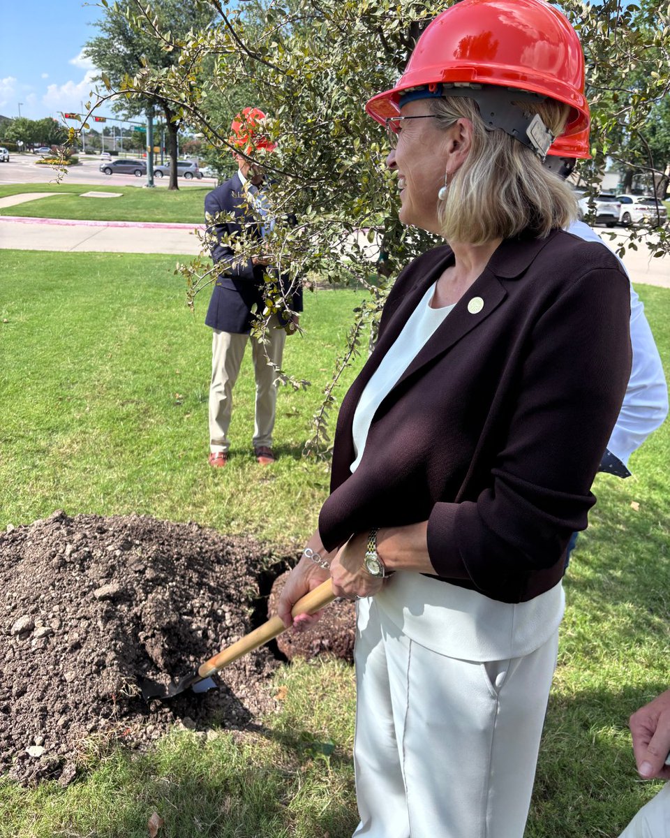 SRS_org's tweet image. The SRS Presidential Line also visited Orthofix this week and planted a tree to symbolize our growing relationship! We had a great day with our Diamond Partners, @OrthofixMedical. #SRS #Scoliosis #SpineResearch