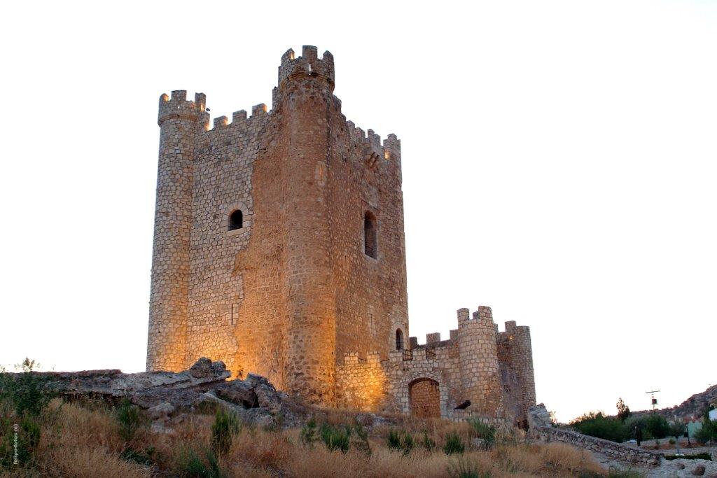 LosPueblosmbe's tweet image. Castillo de Alcalá del Júcar, vigía almohade del cañón manchego 🏰🌄 Desde 2014 en #PueblosMásBonitosDeEspaña. Torre pentagonal, cuevas escarbadas y panorámicas que quitan el aliento… ¡conquista sus murallas! #AlcaláDelJúcar #Albacete #lospueblosmbe  