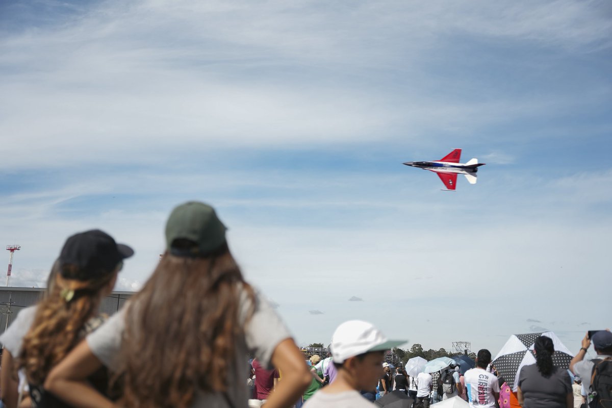 ✈️ #TBT de altura: ¡así se vivió #FAIRColombia2025!
Más de 58.000 asistentes, 230 empresas del sector aeroespacial y espectaculares shows aéreos que hicieron historia en Rionegro.

🌎 La aviación, la innovación y el orgullo colombiano despegaron juntos.
