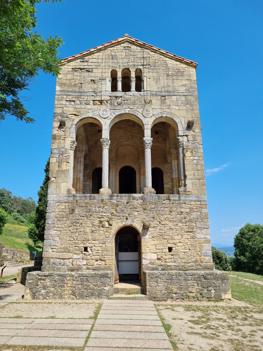 Past week, I delivered an invited talk about #thermalScanningProbeLithography at #FuerzasyTunel25  fyt2025.com in Oviedo. Thank you so much to the organizers of the conference!!!
Asturian food, pre-romanesque awesome churches, meeting colleagues: fantastic😎