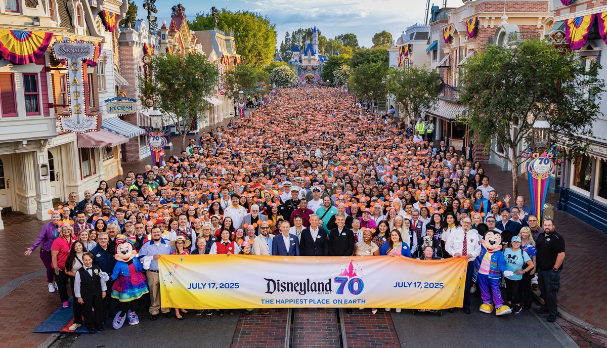 NYSE's tweet image. From Wall Street to Main Street, it's the Happiest Place on Earth! NYSE joins The Walt Disney Company to ring in @Disneyland Resort's 70th anniversary. ✨
The @WaltDisneyCo CEO Bob Iger, Disney Experiences Chairman Josh D'Amaro and Disneyland Resort President Thomas Mazloum join…